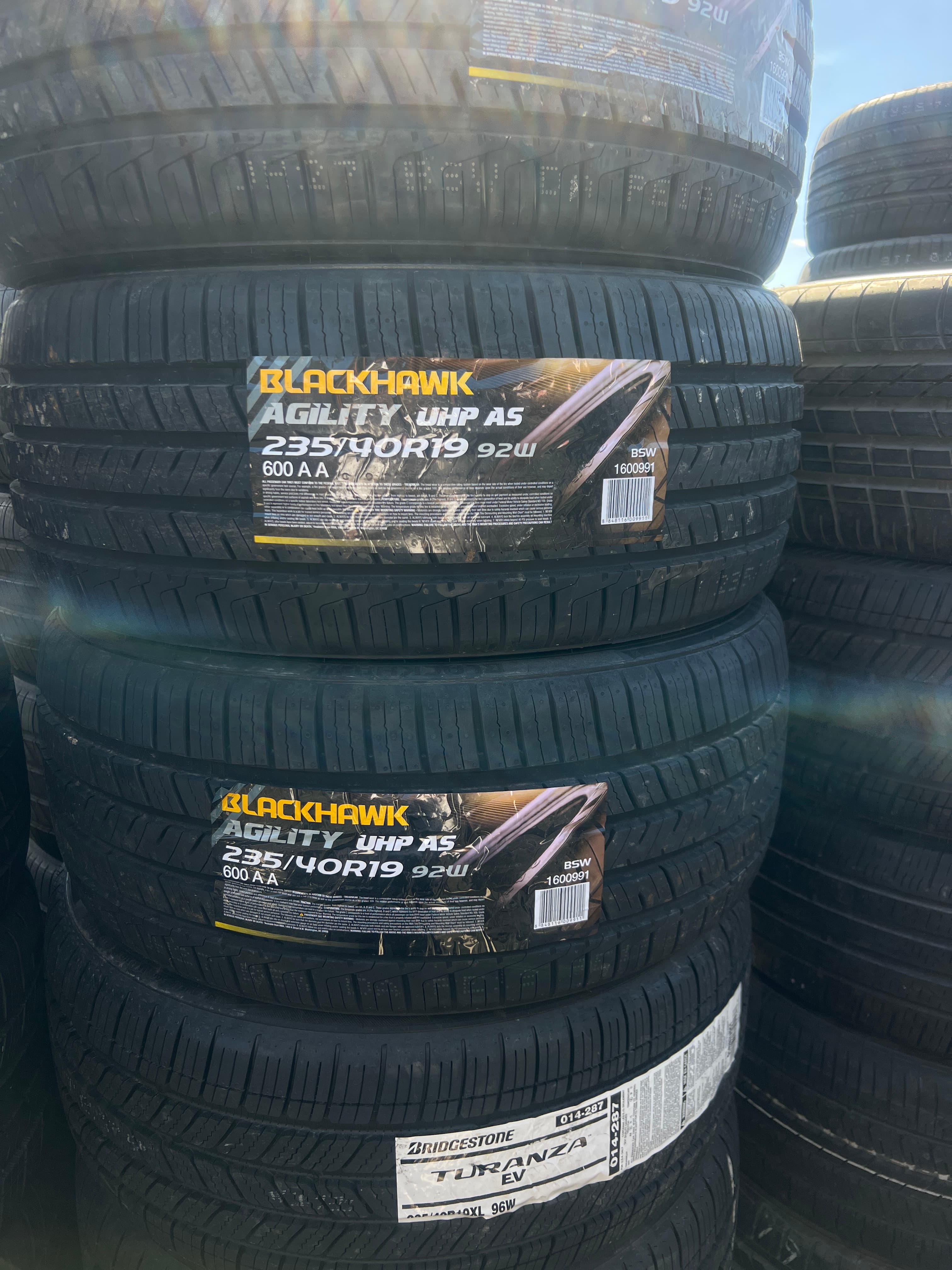 BLACKHAWK AGILITY 235/40R19